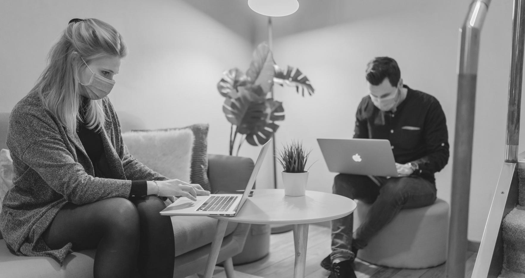 Estudiantes trabajando en proyectos reales de analítica SEO